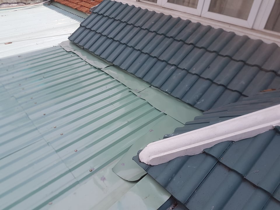 liên hệ bảng giá dịch vụ chống thấm dột mái tôn