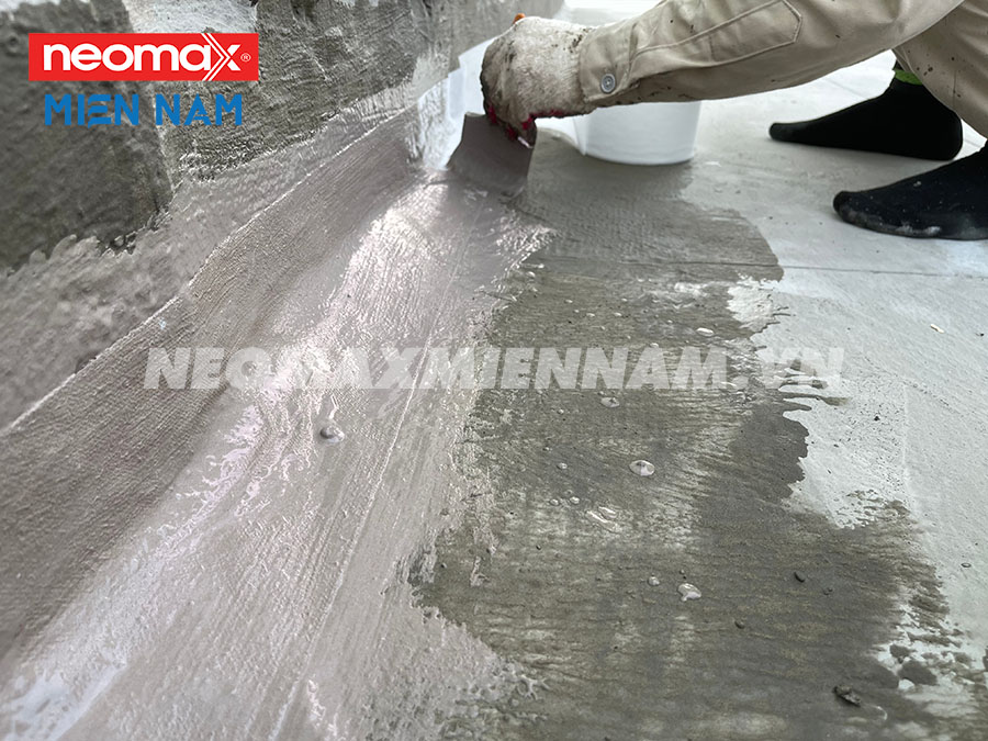 Thi công keo chống thấm chân tường kết hợp lưới Polyester gia cường