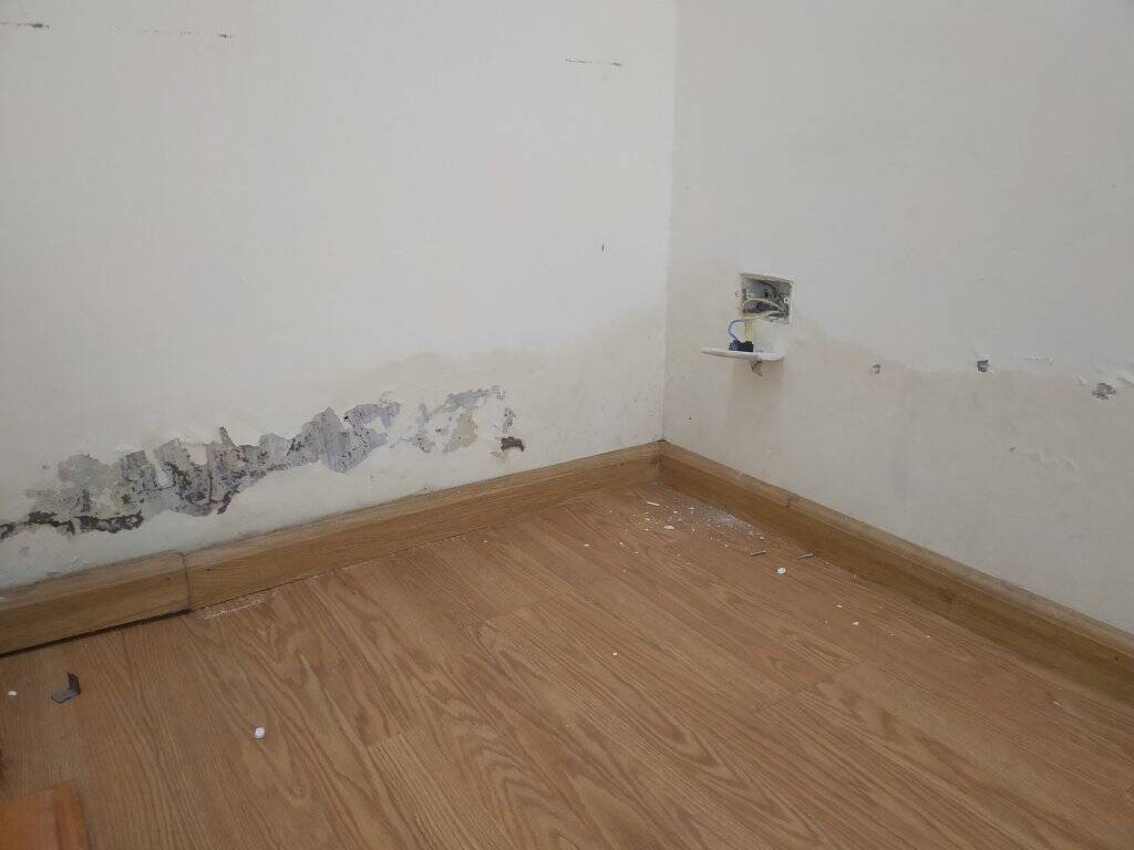 Dấu hiệu chân tường bị mốc và bong tróc sơn nghiêm trọng