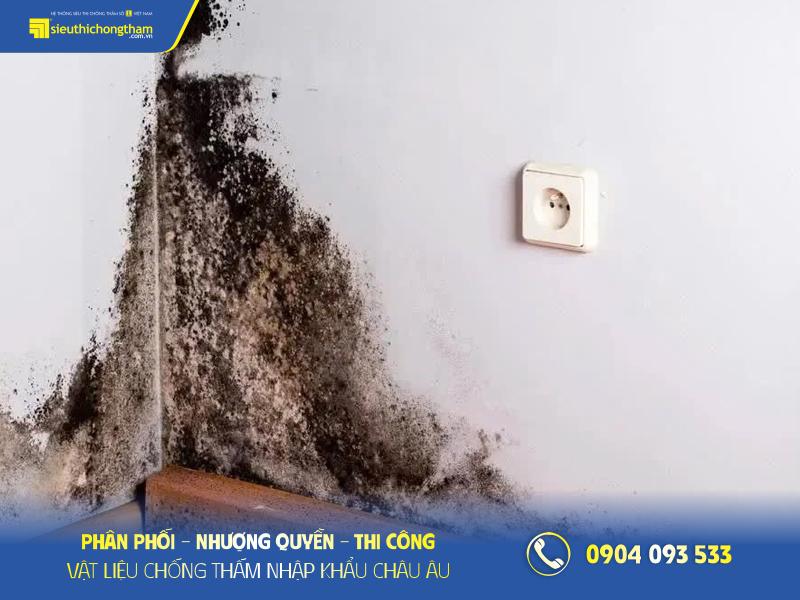 Thợ đang thi công đục bỏ lớp vữa cũ để xử lý chân tường bị mốc