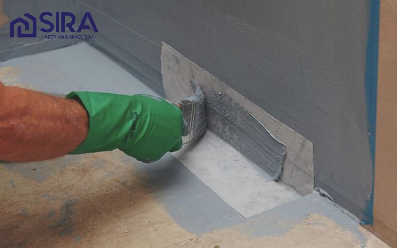 Thợ thi công quét sơn chống thấm chân tường chuyên nghiệp