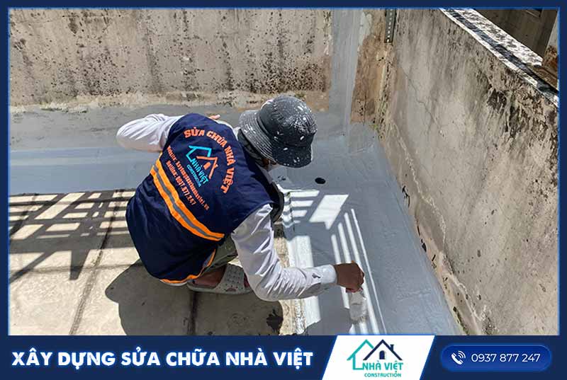 Sơn chống thấm sân thượng cần được bảo vệ khỏi tia UV và va đập